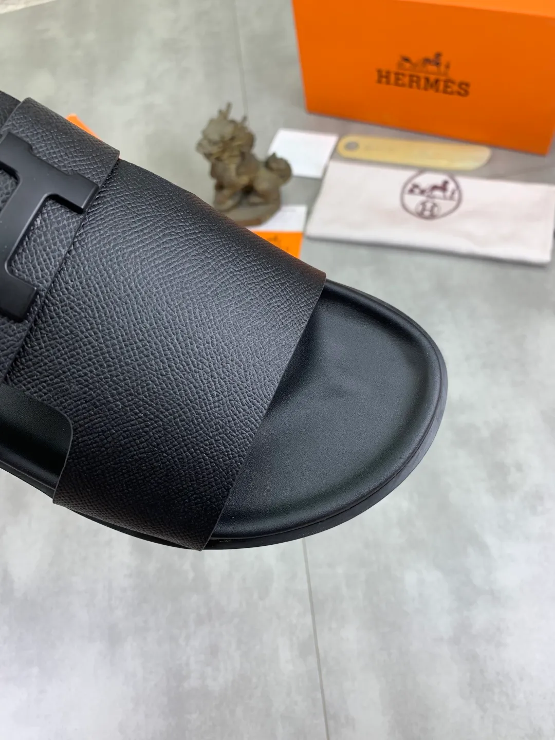 Men's shoes 💰P440 New [HERMES] high-end quality new Hermès slippers, made of imported cross-grain calfskin, wear-resistant and non-slip rubber outsole. Fashionable and elegant code number: 39-44 (38 45 46 customized)